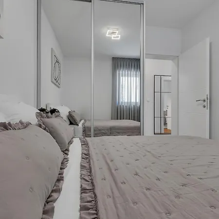 Marina With Jacuzzi, 4 Person Apartament *